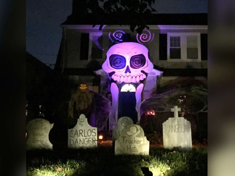 Под Хэллоуин: житель США создал во дворе "кладбище трендов"