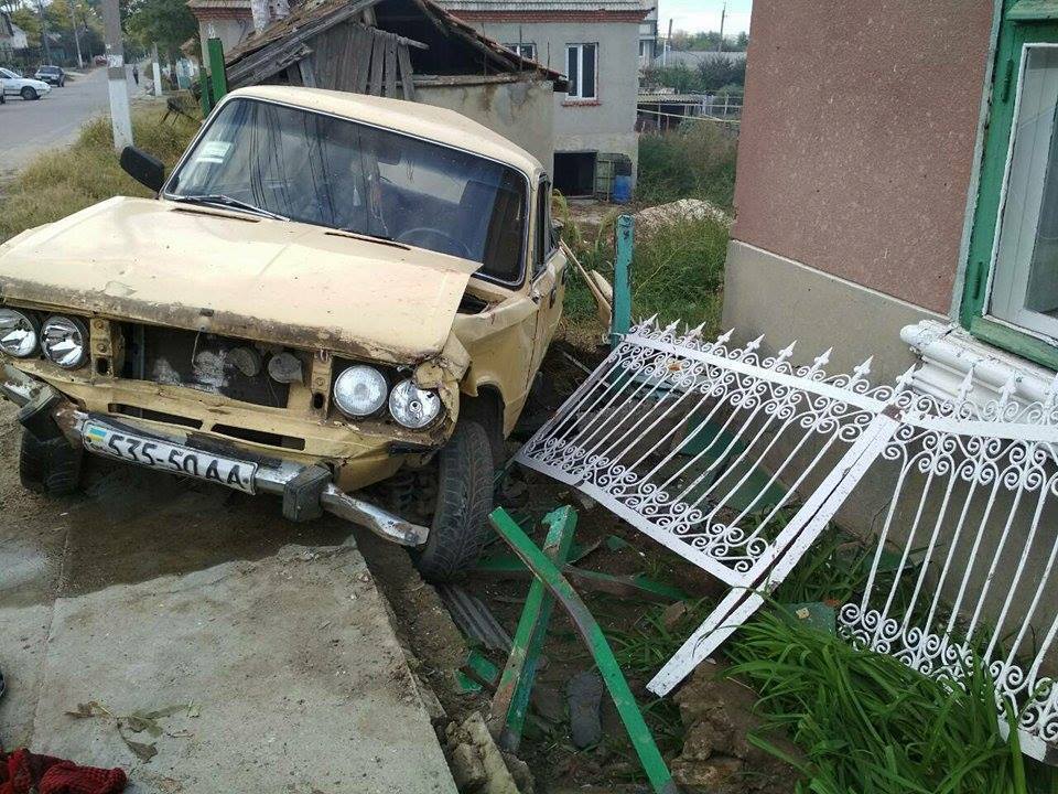 В Одеській області п'яний водій протаранив лавку біля будинку: є жертви