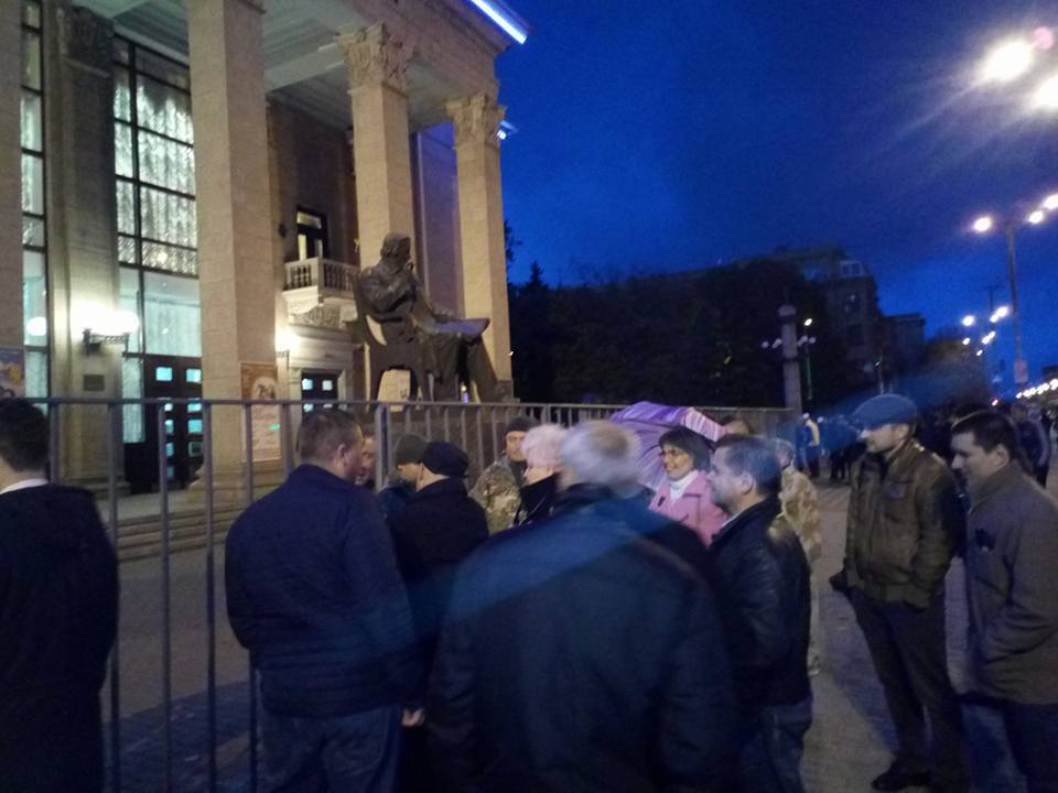 Бабкин в Запорожье: здание шоу оцепили, певец вышел к протестующим