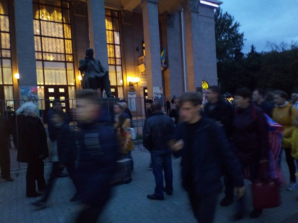 Бабкін у Запоріжжі: будівлю шоу оточили, співак вийшов до протестуючих