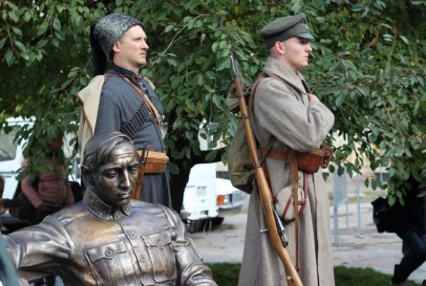 В Україні відкрили перший пам'ятник Петлюрі: фоторепортаж