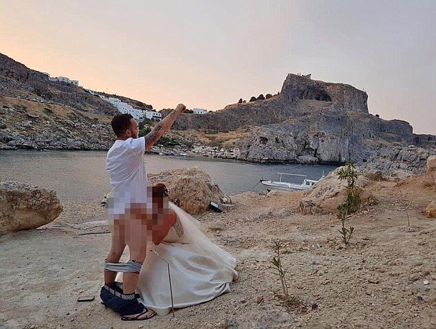 Весільне фото зі статевим актом біля храму в Греції викликало великий скандал