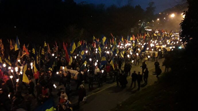Марш УПА: в центре Киева активисты зажгли фаеры и факелы