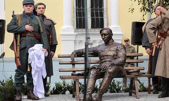 В Украине открыли первый памятник Петлюре: фоторепортаж