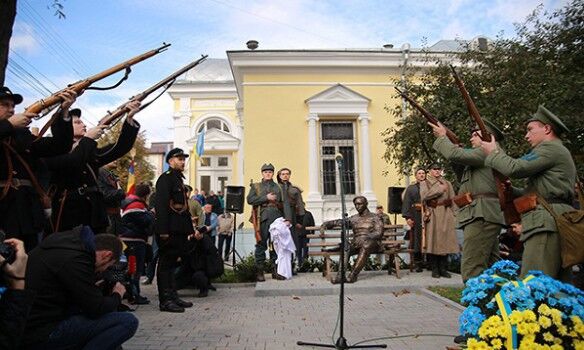 В Україні відкрили перший пам'ятник Петлюрі: фоторепортаж
