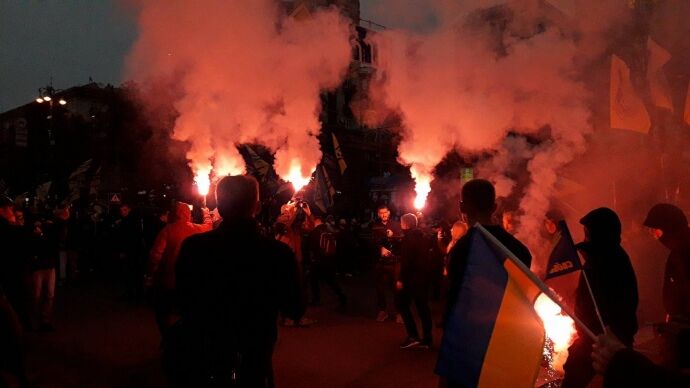 Марш УПА: в центрі Києва активісти запалили фаєри і факели
