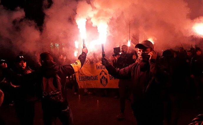 Марш УПА: в центрі Києва активісти запалили фаєри і факели
