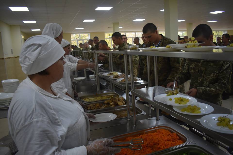 Опубліковані красномовні фото обіду українських десантників