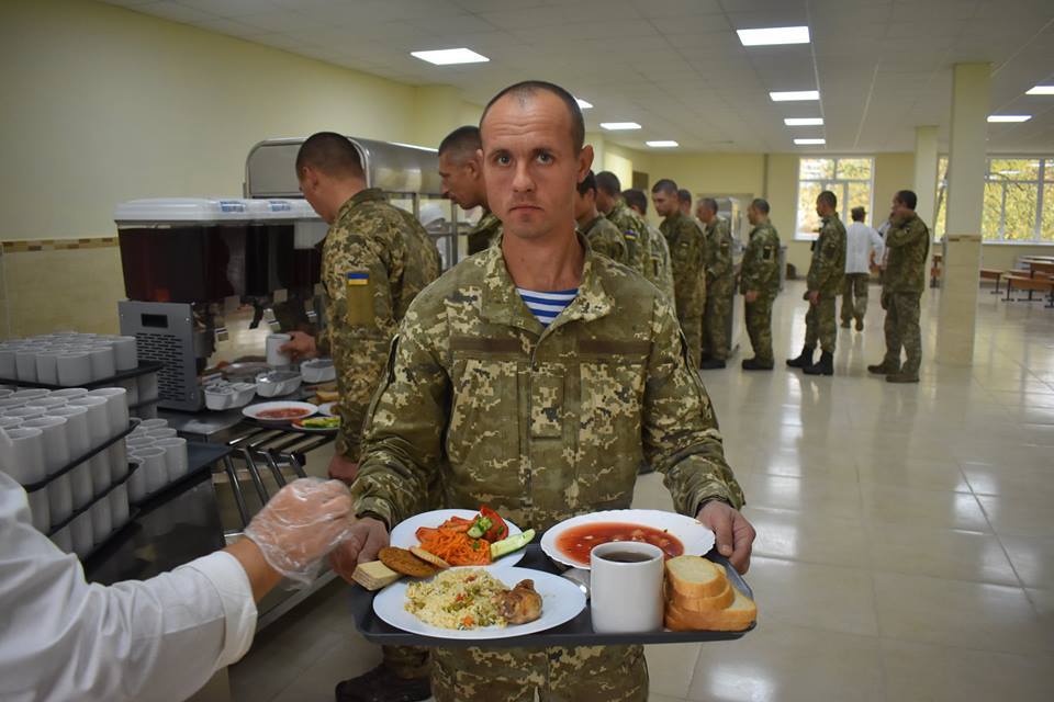 Опубликованы красноречивые фото обеда украинских десантников 