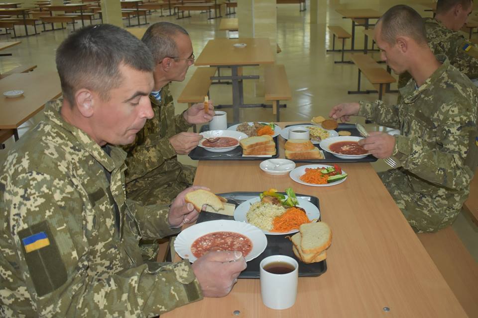 Опубліковані красномовні фото обіду українських десантників