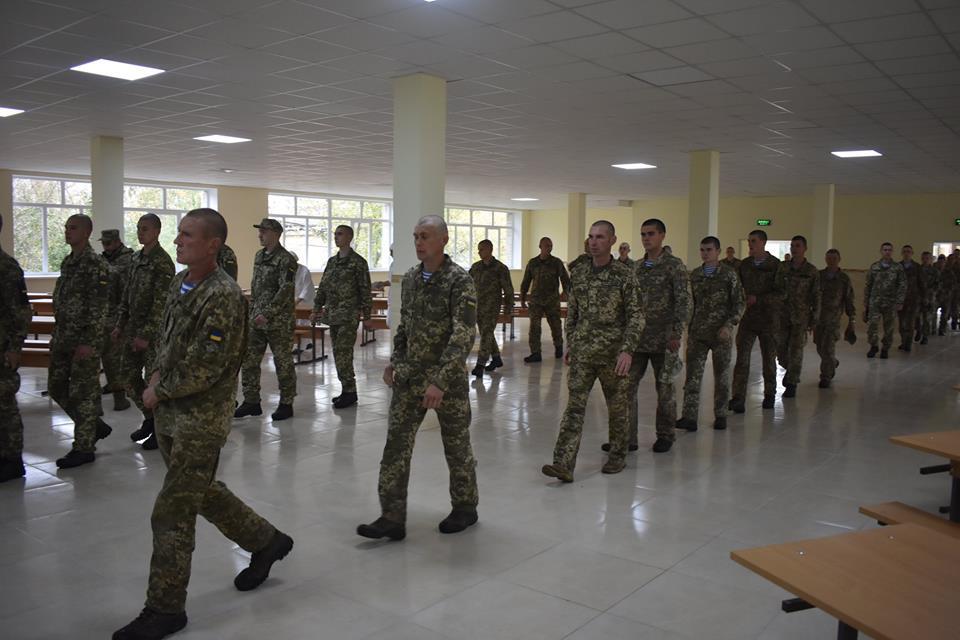 Опубліковані красномовні фото обіду українських десантників