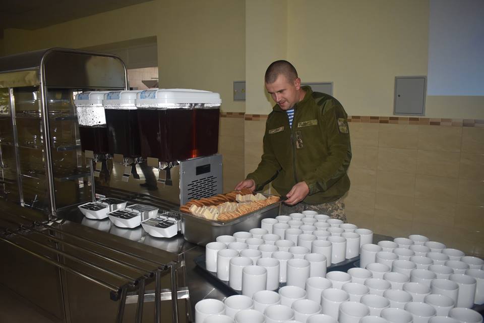 Опубліковані красномовні фото обіду українських десантників