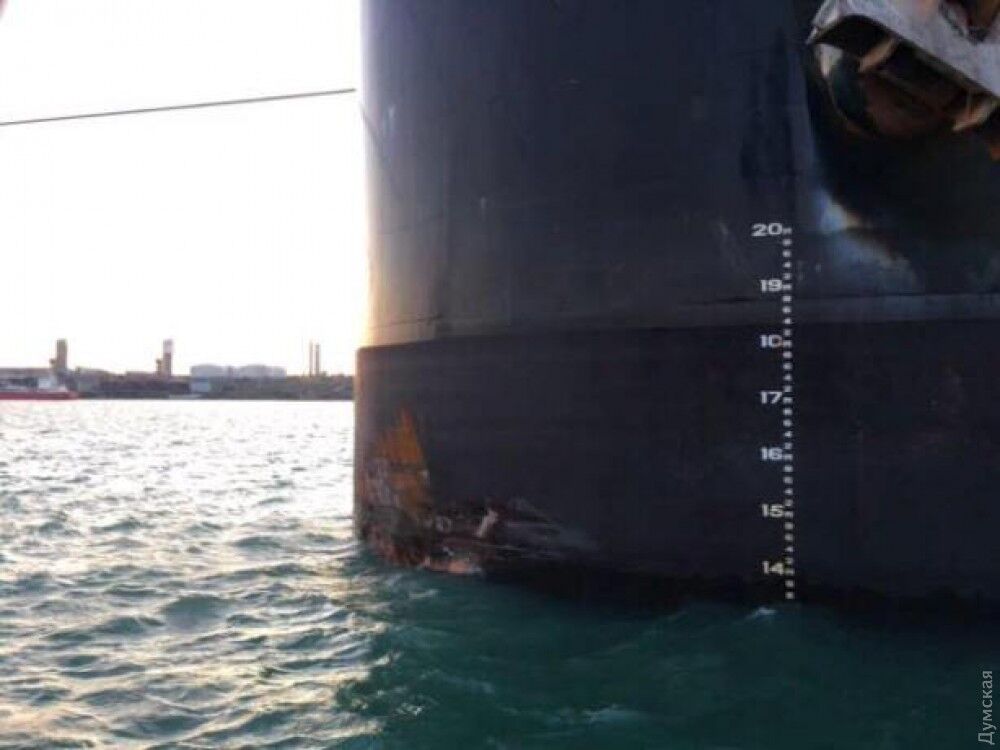 В Одесі корабель врізався в причал: опубліковані перші фото
