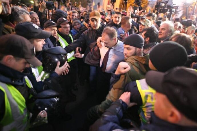 Протестующие под Радой избили нардепа БПП: появились фото и видео