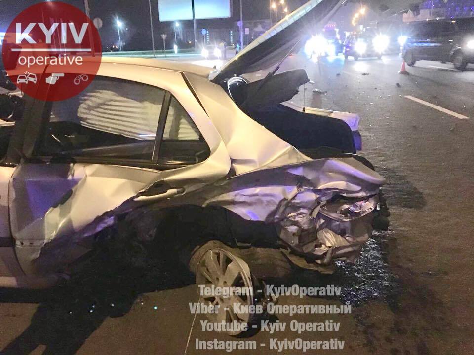 Протаранил авто и влетел в отбойник: в Киеве пьяный водитель устроил погоню с полицией