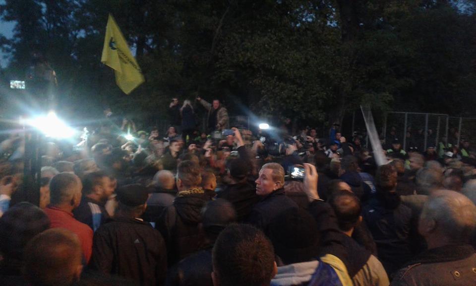 Протестувальники під Радою побили нардепа БПП: з'явилися фото і відео