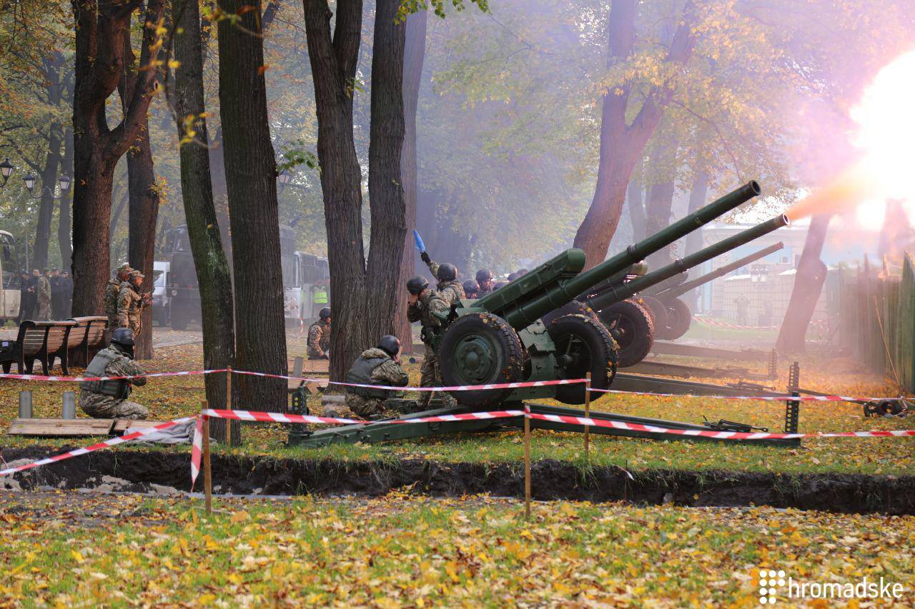 Як і попереджали: в Києві біля Ради прогриміли кілька "вибухів"