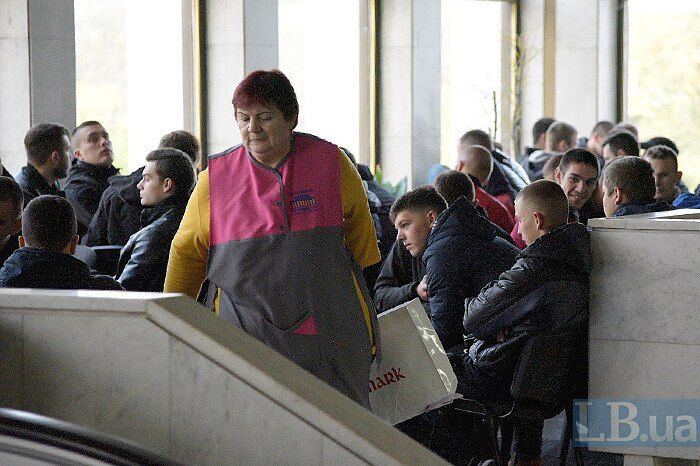 У центрі Києва поряд із мітингом помітили десятки можливих тітушок: фотофакт