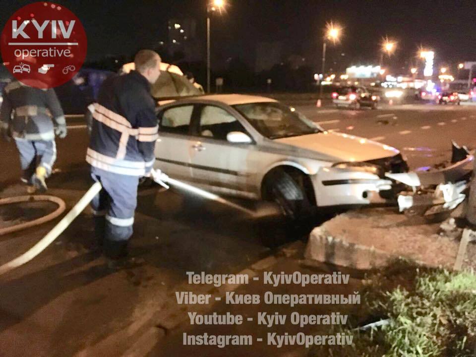 Протаранил авто и влетел в отбойник: в Киеве пьяный водитель устроил погоню с полицией
