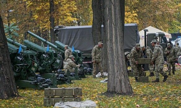 Як і попереджали: в Києві біля Ради прогриміли кілька "вибухів"