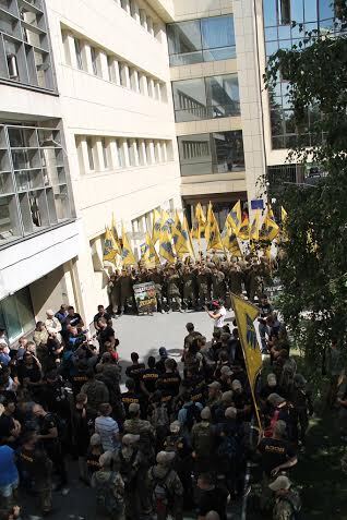 Митинги с требованиями прекратить коррупционные конкурсы уже стали привычной частью пейзажа у центрального офиса ГФС в Киеве