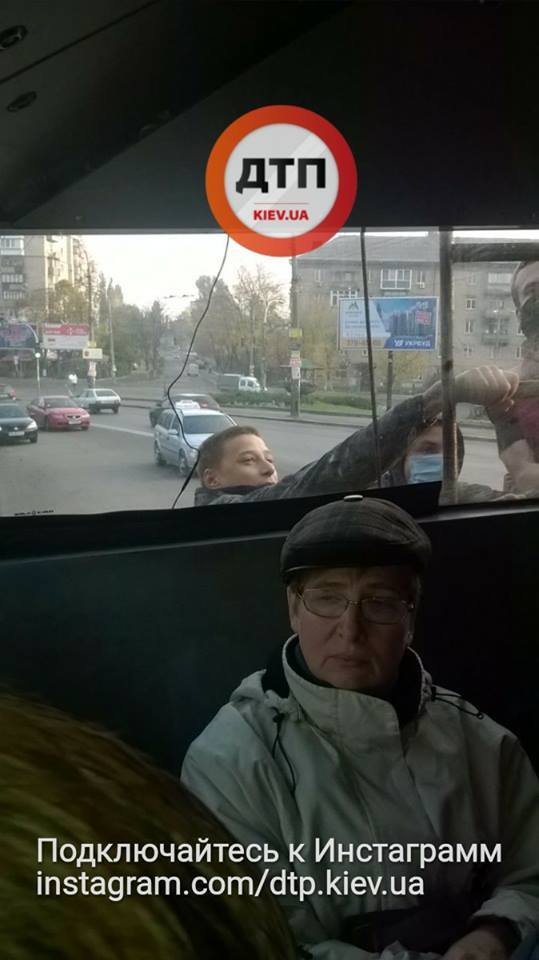 "Потом будут деньги собирать": сеть возмутили "VIP-пассажиры" троллейбуса в Киеве