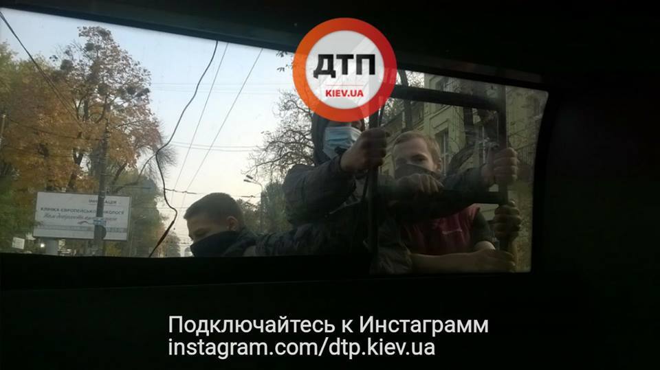 "Потім будуть гроші збирати": мережу обурили "VIP-пасажири" тролейбуса у Києві