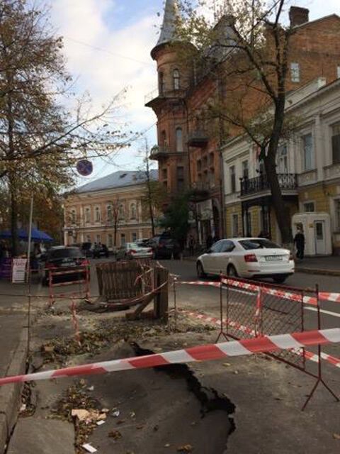 Пішов під землю: в Києві сталася надзвичайна подія біля посольства Польщі