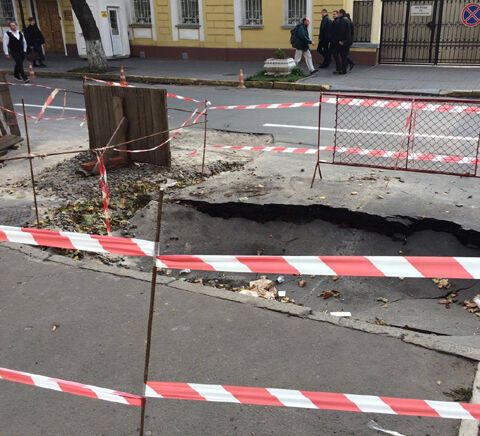 Пішов під землю: в Києві сталася надзвичайна подія біля посольства Польщі