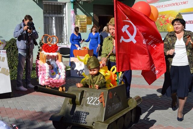 С игрушечными похоронками: в сети высмеяли парад детских колясок в Крыму