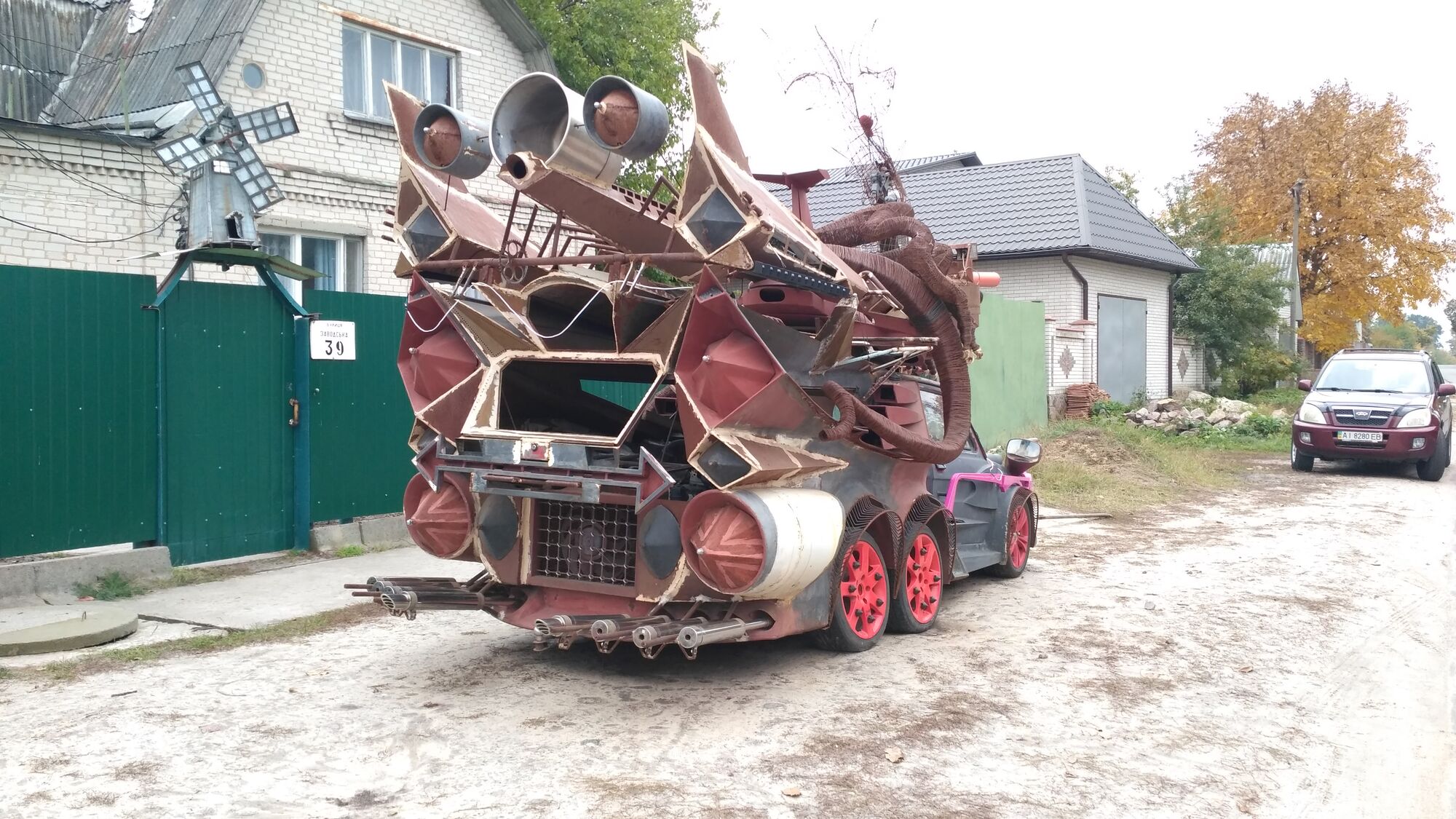 Як із фільму жахів: під Києвом помітили моторошного автомонстра