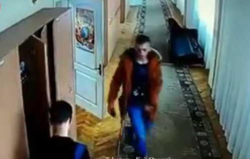 Проникли в школу: в Киеве малолетние воры попали на видео