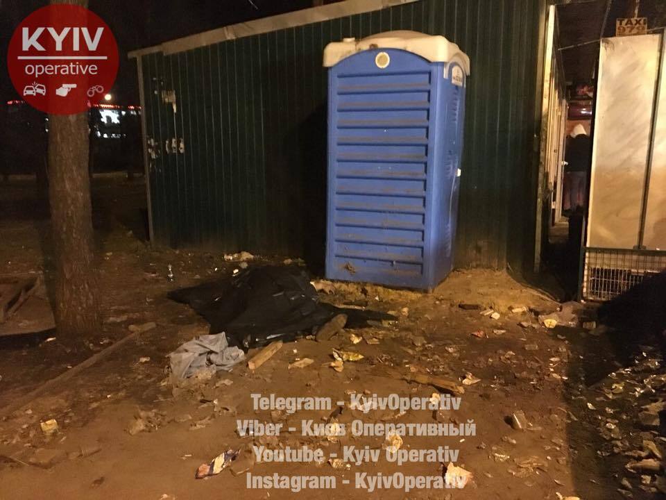 У Києві біля станції метро знайшли мертву людину: з'явилися фото і відео з місця НП