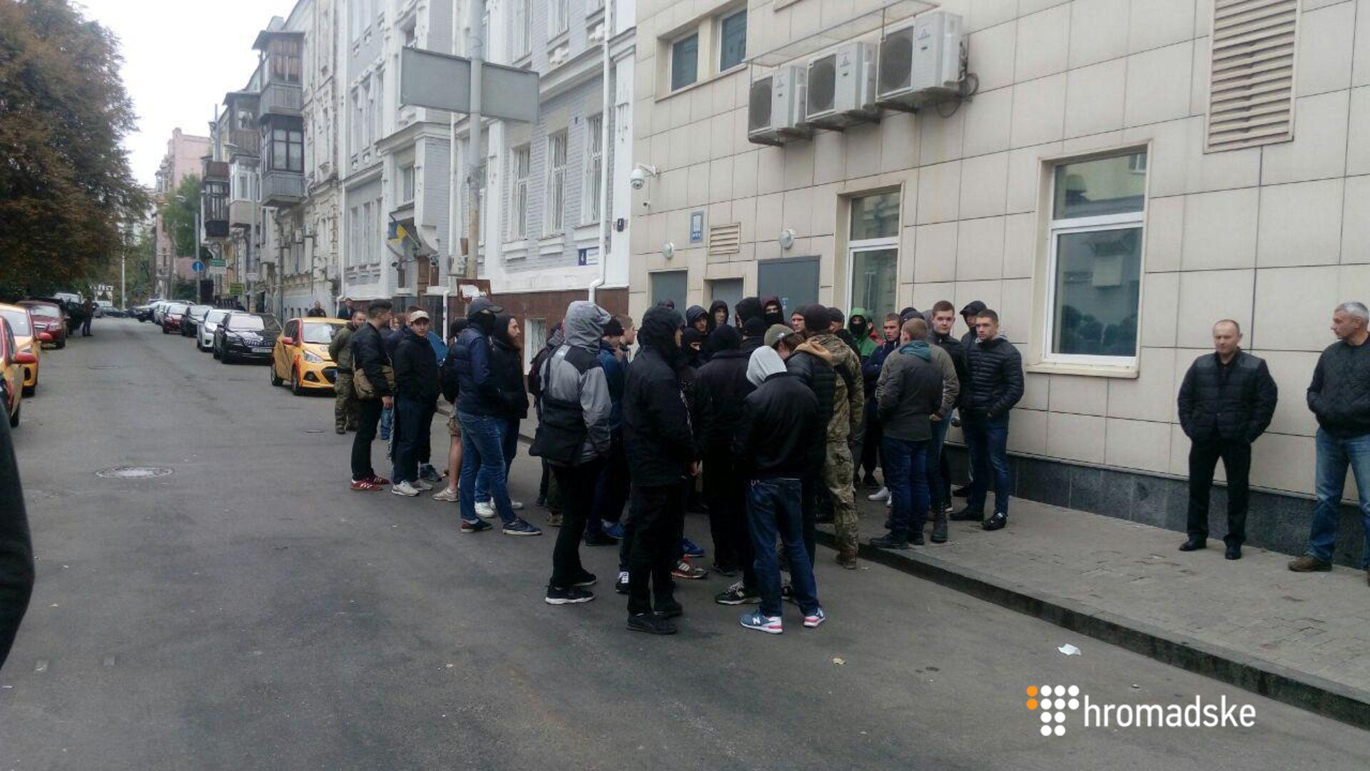 В Киеве под Печерским судом подрались представители С14 и ОО "Майдан"