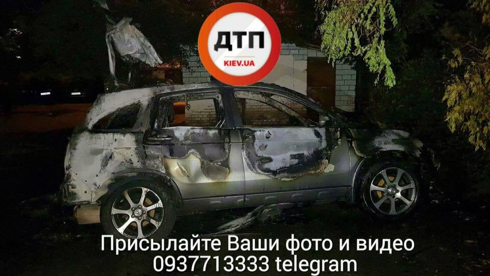 У Києві на Печерську за ніч підпалили два автомобілі