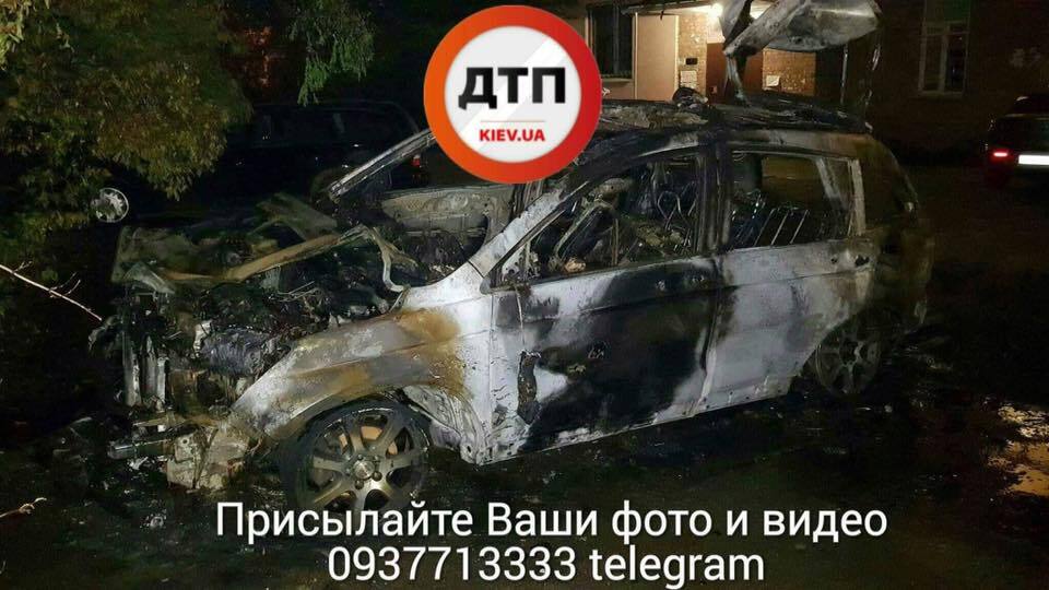 У Києві на Печерську за ніч підпалили два автомобілі