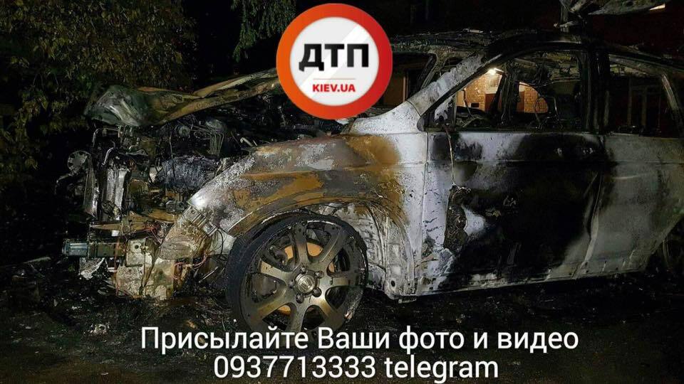 У Києві на Печерську за ніч підпалили два автомобілі