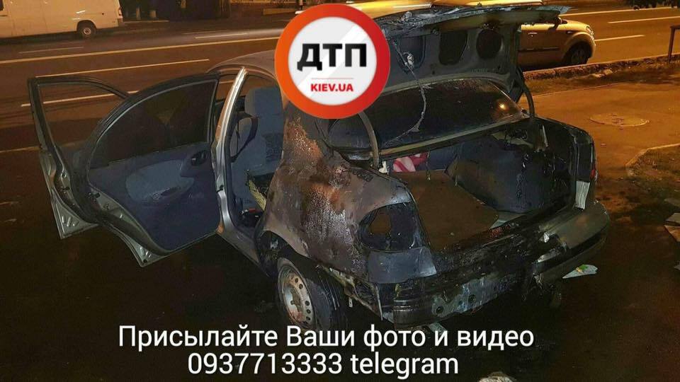 У Києві на Печерську за ніч підпалили два автомобілі