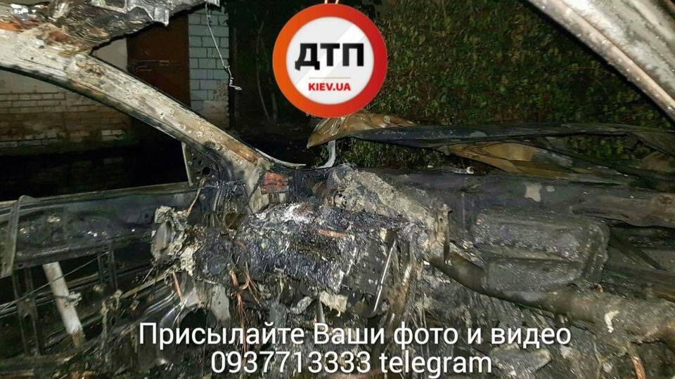 У Києві на Печерську за ніч підпалили два автомобілі