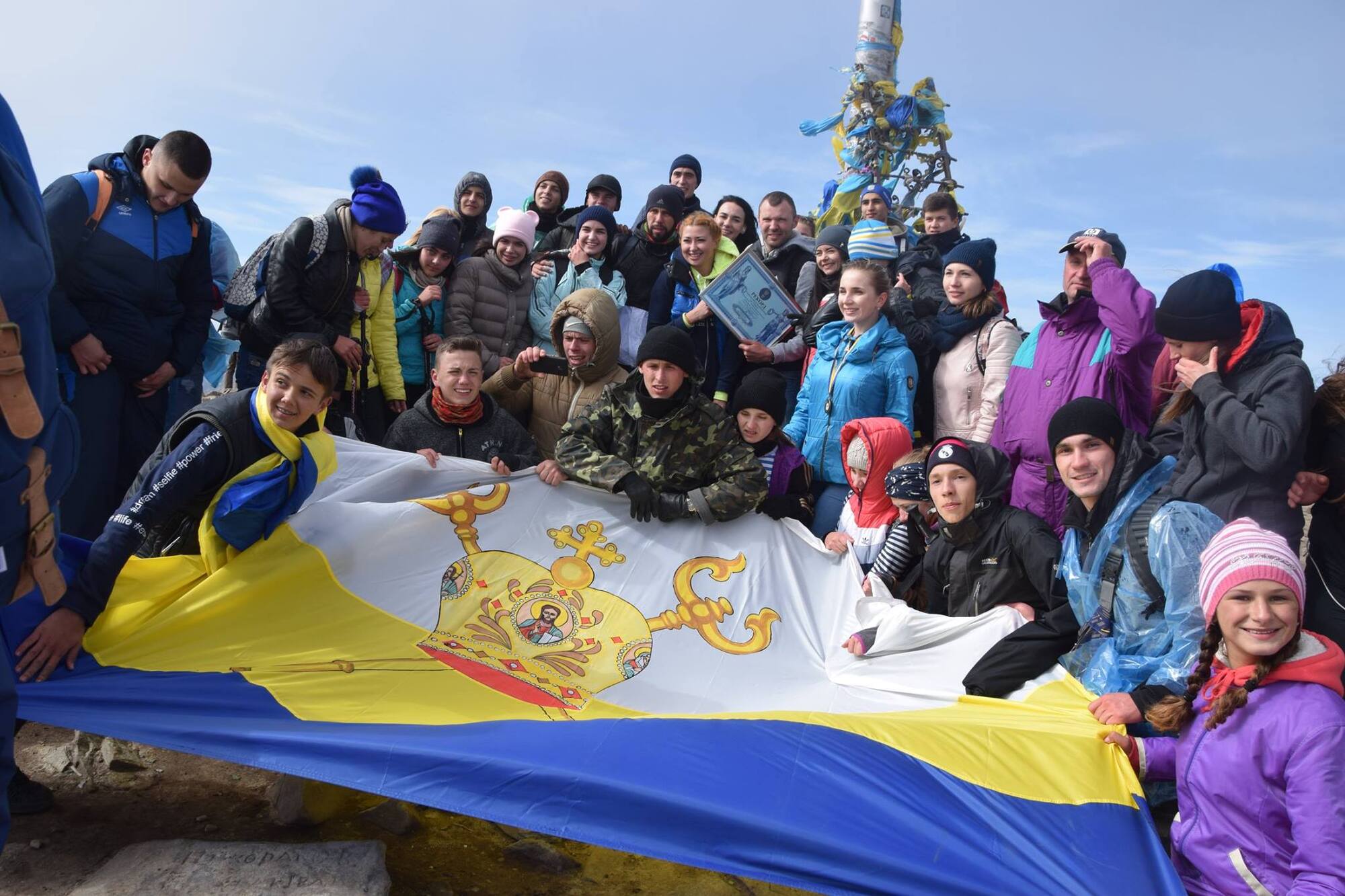 Николаевская молодежь установила рекорд Украины по отжиманиям на самой высокой точке страны
