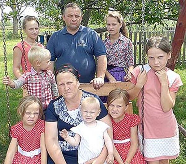 Ведро борща и 200 вареников на обед: в сети показали жизнь украинской семьи с 18 детьми