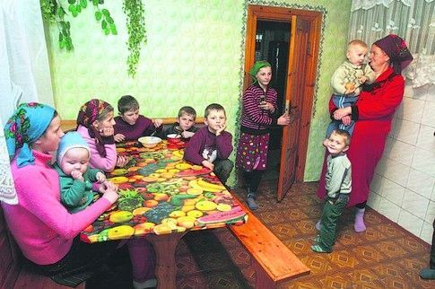 Відро борщу і 200 вареників на обід: у мережі показали життя української родини з 18 дітьми