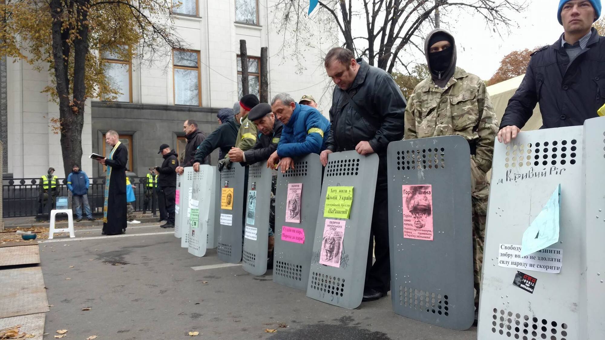 Мітинг у центрі Києва: як почався новий день протестів під Радою. Фоторепортаж