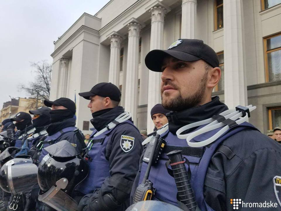 "Пройшли горнило війни": патрульний зробив різку заяву щодо мітингів під Радою