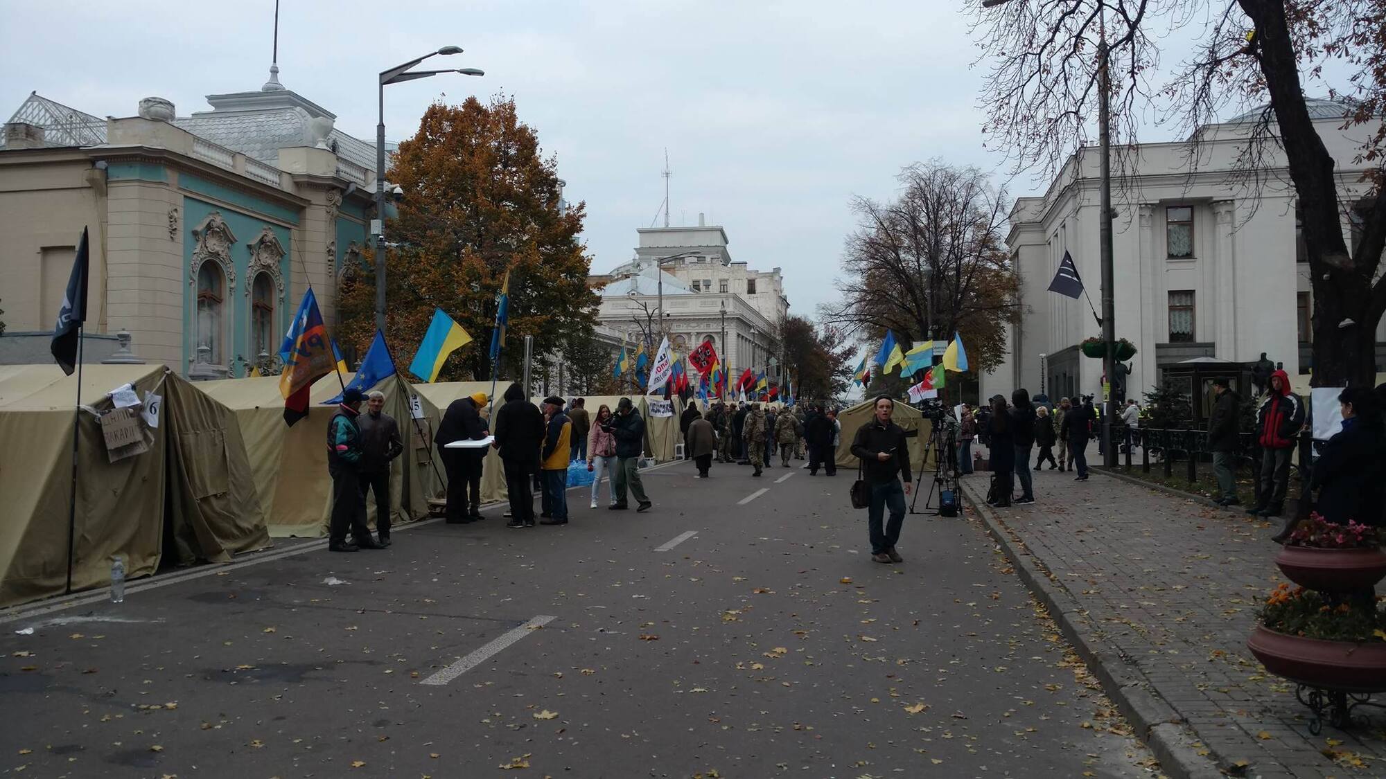 Мітинг у центрі Києва: як почався новий день протестів під Радою. Фоторепортаж