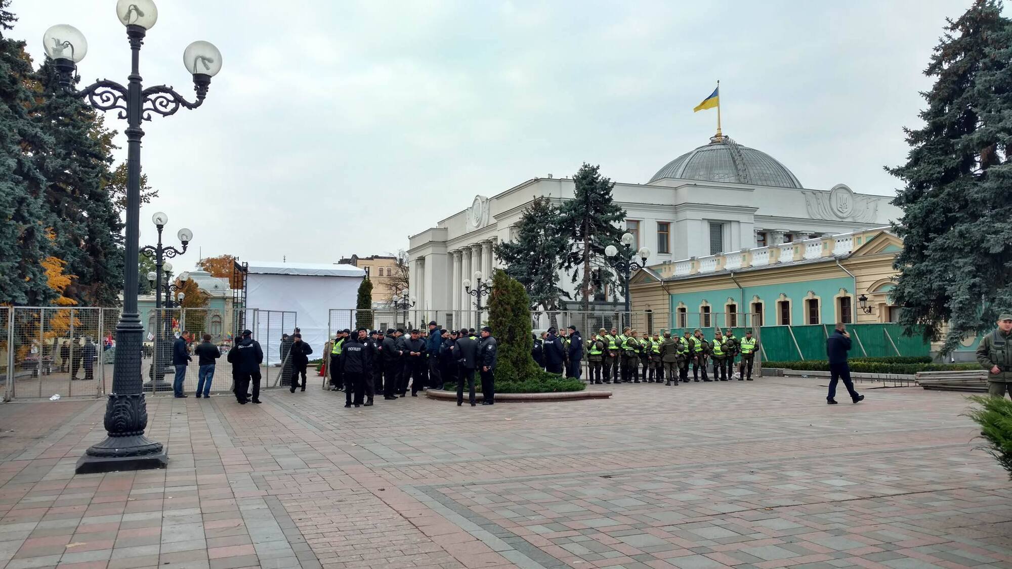 Мітинг у центрі Києва: як почався новий день протестів під Радою. Фоторепортаж