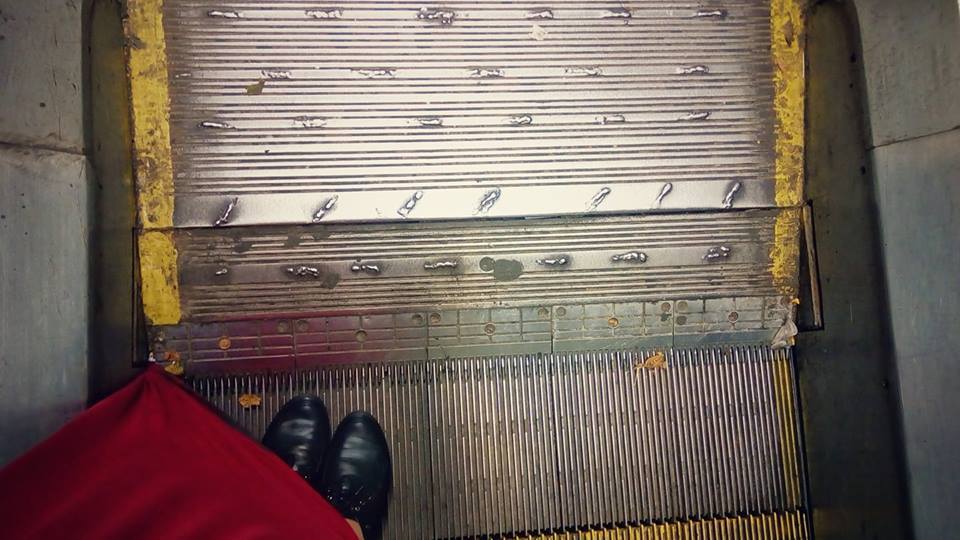 "Если вас зажует": сеть подорвала исповедь девушки о "напавшем" эскалаторе в метро Киева
