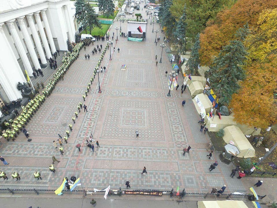 Мітинг у центрі Києва: як почався новий день протестів під Радою. Фоторепортаж