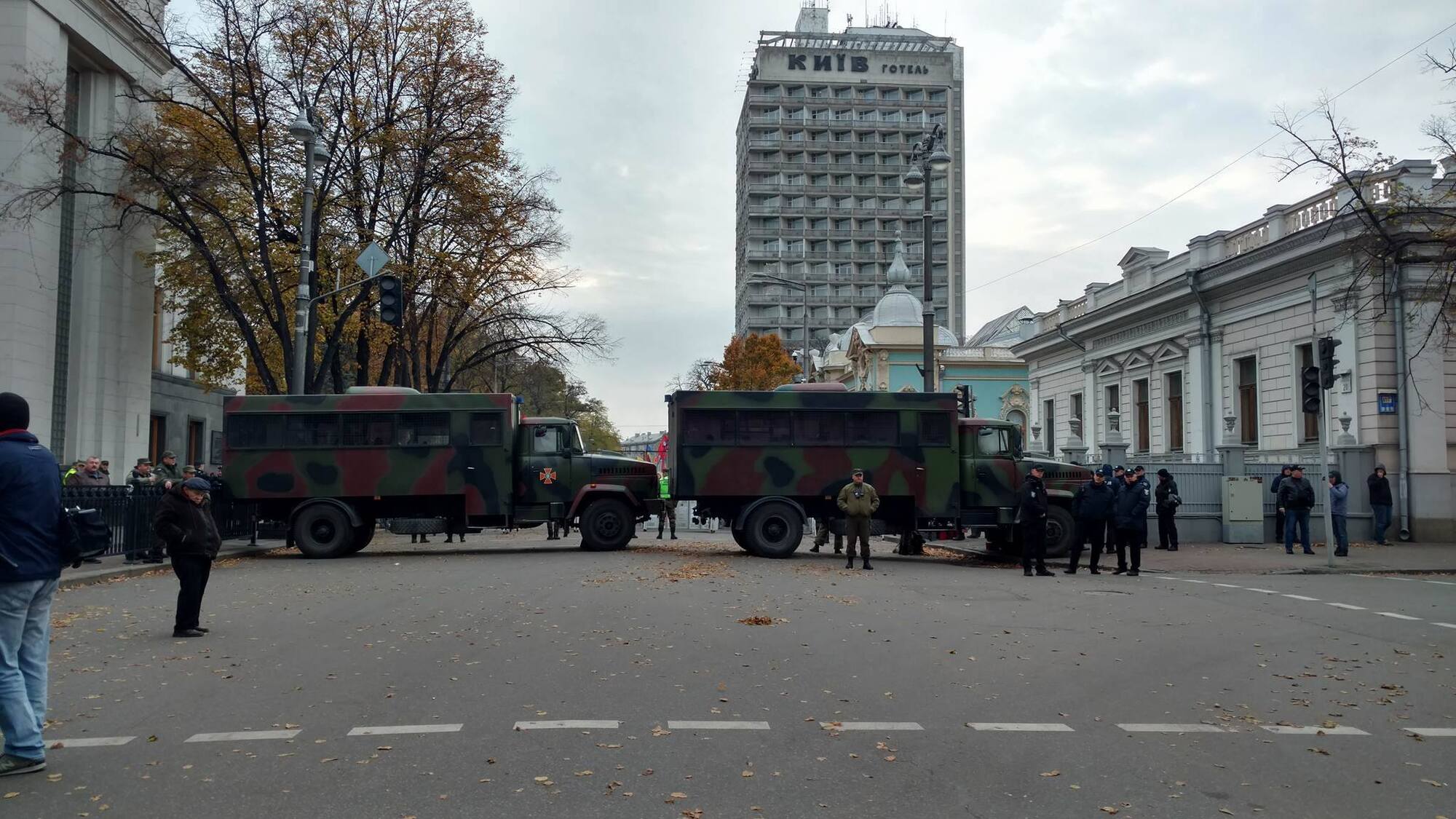 Мітинг у центрі Києва: як почався новий день протестів під Радою. Фоторепортаж