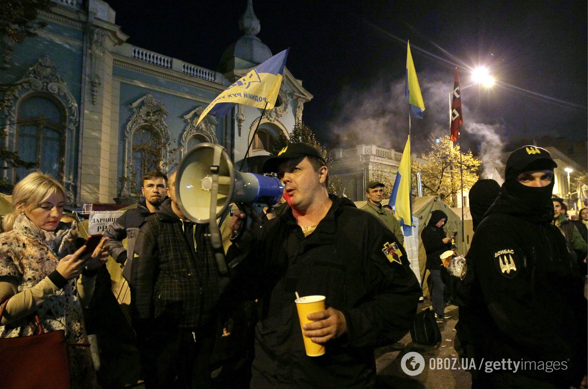 Обличчя "мирного" протесту в центрі Києва: красномовна фотодобірка